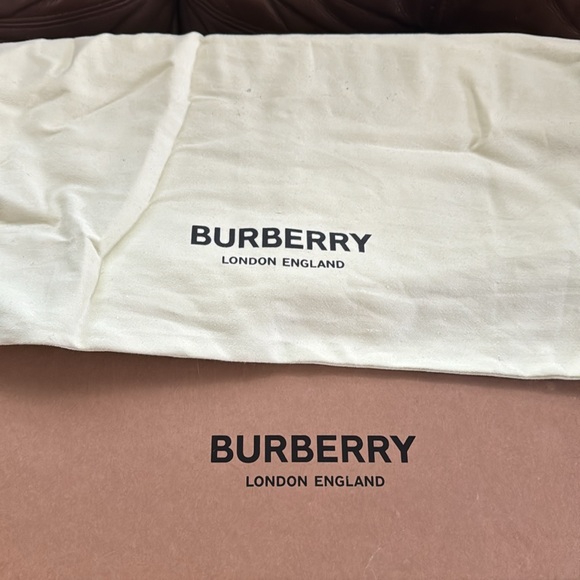 New Burberry Low top Sneakers , box and travel bag included - Picture 4 of 4